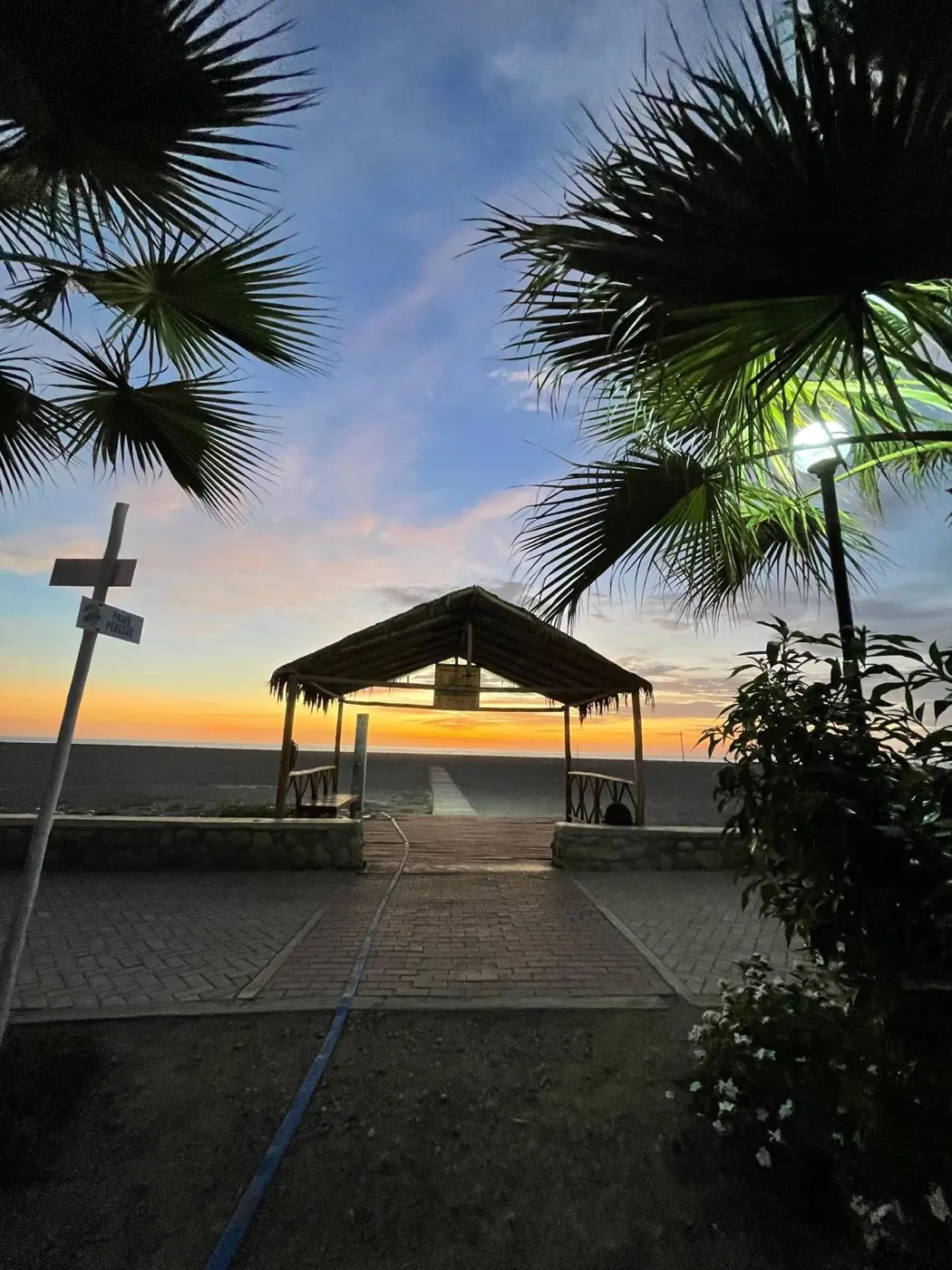 Salida del condominio a la playa al atardecer